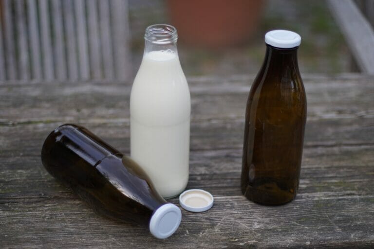Biomilch in einer Flasche